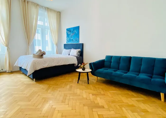 2-bedroom Apartment, Sleeps Six, 4-min Walk To Stadthalle Apartment *