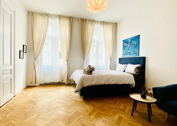 2-bedroom Apartment, Sleeps Six, 4-min Walk To Stadthalle Apartment
