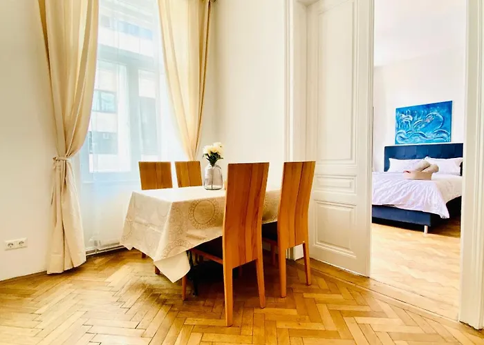 2-bedroom Apartment, Sleeps Six, 4-min Walk To Stadthalle