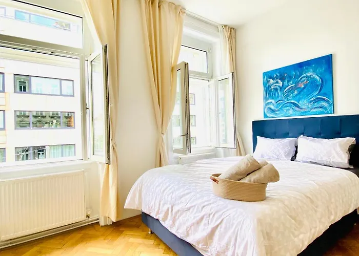 2-bedroom Apartment, Sleeps Six, 4-min Walk To Stadthalle Apartment *