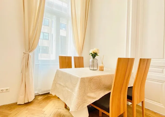 2-bedroom Apartment, Sleeps Six, 4-min Walk To Stadthalle Vienna