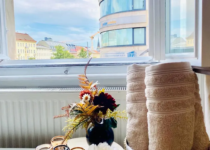 2-bedroom Apartment, Sleeps Six, 4-min Walk To Stadthalle * Vienna