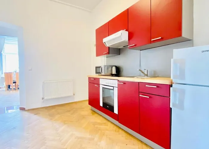 2-bedroom Apartment, Sleeps Six, 4-min Walk To Stadthalle Apartment